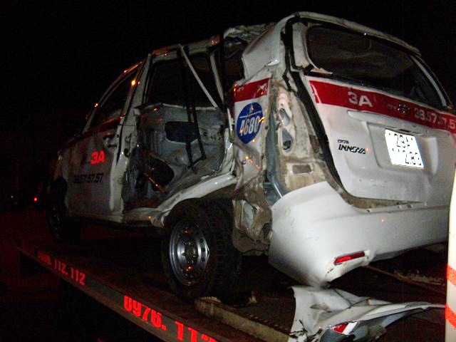 Hien truong tham khoc vu tau hoa dam bep taxi hinh anh