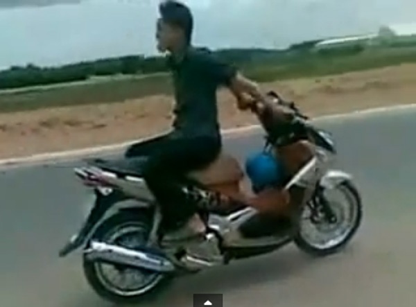 Clip thanh nien ngoi nguoc phong xe bat mang o Binh Duong hinh anh