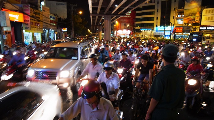 Thu phi xe vao trung tam Ha Noi va TP.HCM tu 2013-2017 hinh anh