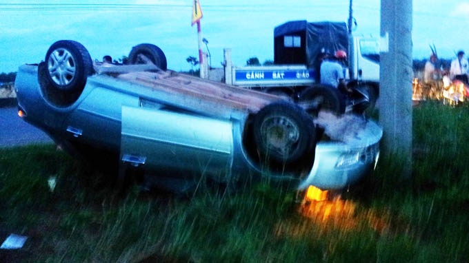 Oto cho bi thu, chu tich xa bi ep lat ngua hinh anh