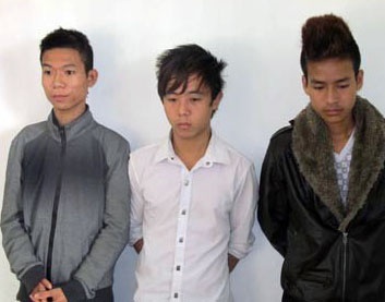 Nhom cuop bat nan nhan nude giua dem hinh anh