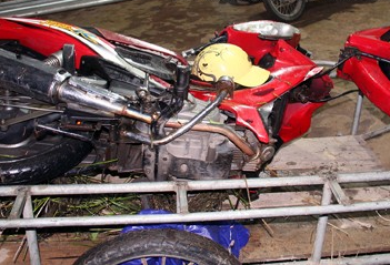 Nu thuong uy bi cuop truoc tru so cong an hinh anh