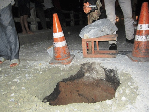 Thung cau tren Quoc lo 1A, giao thong Bac - Nam bi chia cat hinh anh