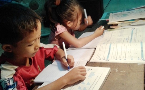 Sap het ky 1, gan 100 hoc sinh van chua den truong hinh anh