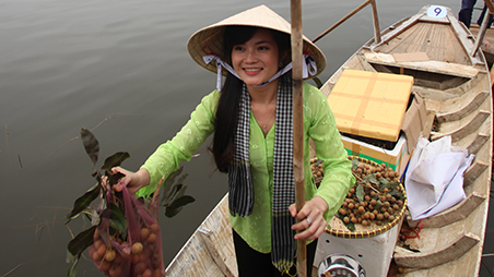 Sac dep cua co gai mien Tay tren cho noi o Ha Noi hinh anh