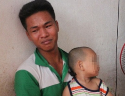 Chong bao mau dap chet tre bi dieu tra giao cau voi tre em hinh anh