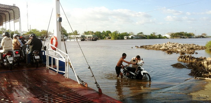 Lat pha cho khach mang them may cay tren song La Nga hinh anh