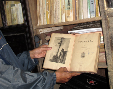 Chay mau sach quy hiem: Ban sach... 'va' nha hinh anh