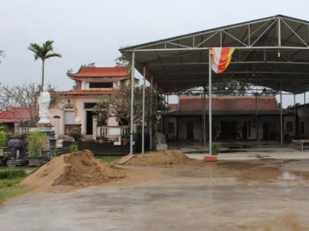 Su thay 9X bat coc tre em vi nghi do la con minh hinh anh