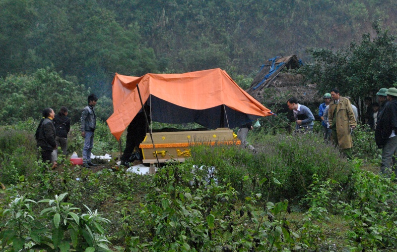 Hien truong xe roi xuong vuc sau 300m, 3 nguoi chet hinh anh