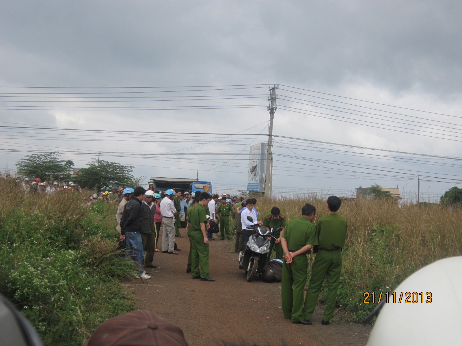 Nguoi dan ong bi dam chet trong tu the quy hinh anh