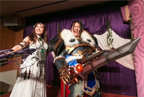 Cap doi dien do cosplay trong le dinh hon hinh anh