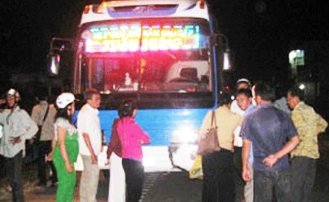 Xe khach tong chet nguoi roi dem chon hinh anh