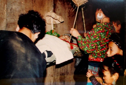 Tuc mai tang ky bi cua nguoi Mong tren dinh Hong Ngai hinh anh