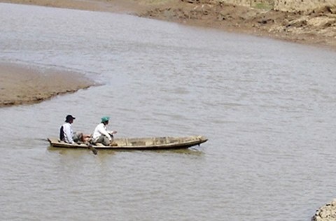 Lat xuong giua song Ba, hai nguoi mat tich hinh anh