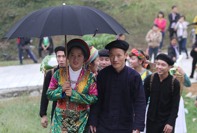 Dam cuoi trong mua khong sam set cua nguoi Mong hinh anh