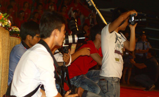 Ba cong viec nang dong hut gioi tre Da Nang hinh anh