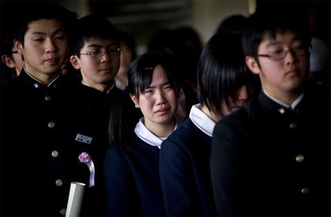 Hoc sinh bi phat an rac da vut bua trong lop hinh anh