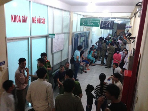 Benh nhan tu vong, gia dinh buc xuc vay kin benh vien hinh anh