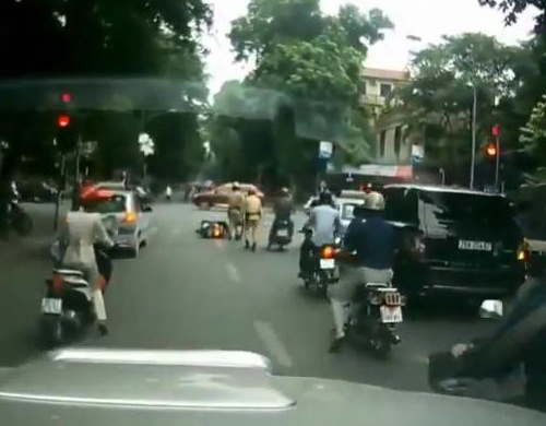 CSGT bi tong nga khi lao ra giua duong chan xe hinh anh