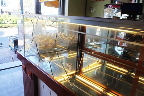 Ke cuop tiem vang nem ra duong gia khung hinh anh