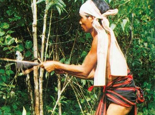 Tuc le cong xac nguoi chet ra nghia dia hinh anh