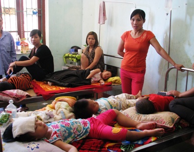 An qua vong rung 10 hoc sinh mam non nhap vien hinh anh