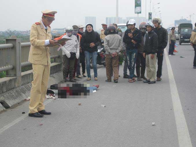 Vua di vua nghe dien thoai, co gai tu nan tren cau Vinh Tuy hinh anh