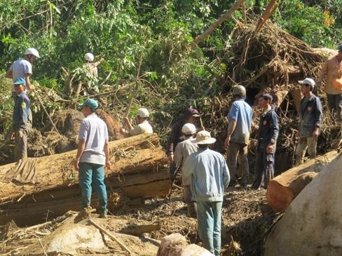 Thi the chang trai duoi hang tram met khoi dat da hinh anh