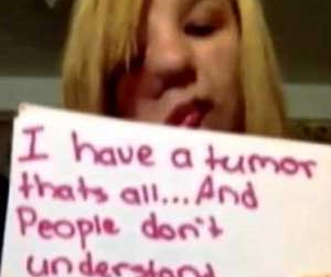 Co gai cau xin moi nguoi dung che gieu minh hinh anh