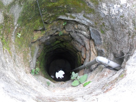 Gieng co la lung biet 'nuot' do vat o Quang Ngai hinh anh