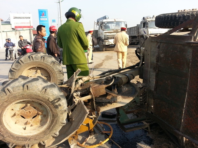 Xe tai hat xe cong nong chong vo tren quoc lo hinh anh