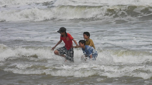 Tre nho vat lon voi song bien de… luom ve chai hinh anh