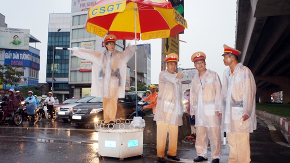 De nghi tiep tuc boi duong CSGT lam viec ngoai gio hinh anh