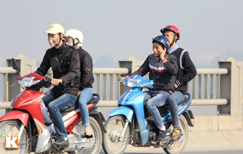 Khiep so canh vua lai xe vua nghe dien thoai hinh anh