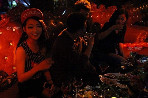 Tam su cua nhung vu cong lam viec tai quan bar hinh anh