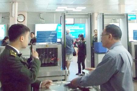 Nhan vien hang khong uong ruou, bia se bi dinh chi cong tac hinh anh