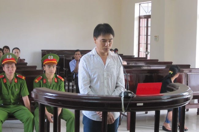 Cha ho hai doi con gai 3 nam lanh an 17 nam tu hinh anh