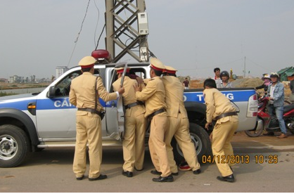 Tai xe cuop sung cua canh sat, chay xe ve nha hinh anh