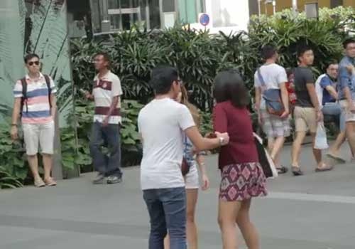 Con trai xi va ban gai giua pho hinh anh