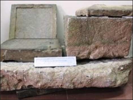 Phat hien tam bia da co nhat Viet Nam hinh anh