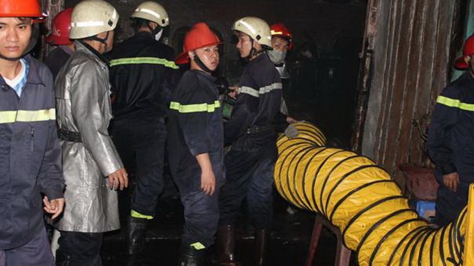 Cuu ong ngoai ket trong dam chay, ca ong chau thiet mang hinh anh