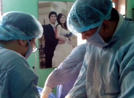 Clip mo giua phong khach cuu san phu vo thai o Thai Binh hinh anh