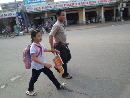 Anh tho khoa 20 nam dua nguoi qua duong hinh anh