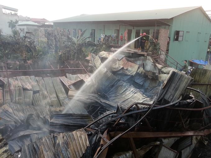 Nguoi cha lao vao lua tim con gai mat tich trong vu chay hinh anh