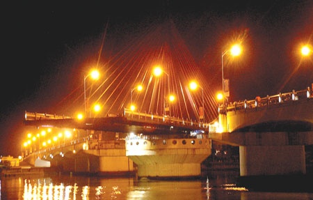 Cau quay doc nhat vo nhi tren song Han hinh anh