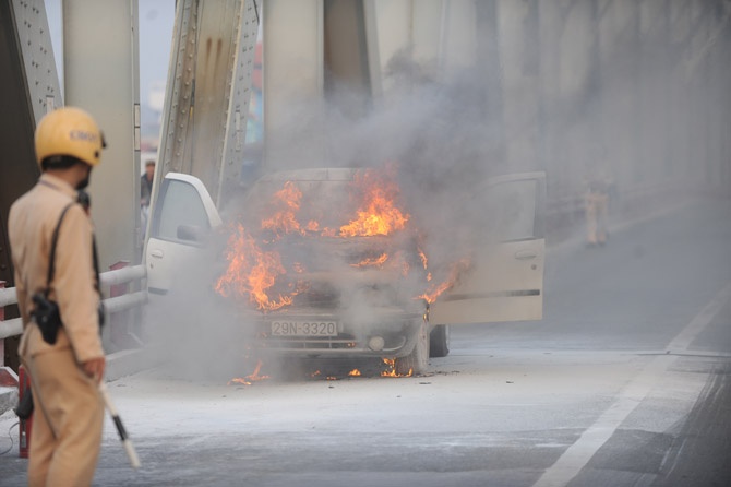 Xe hop chay giua cau Chuong Duong hinh anh