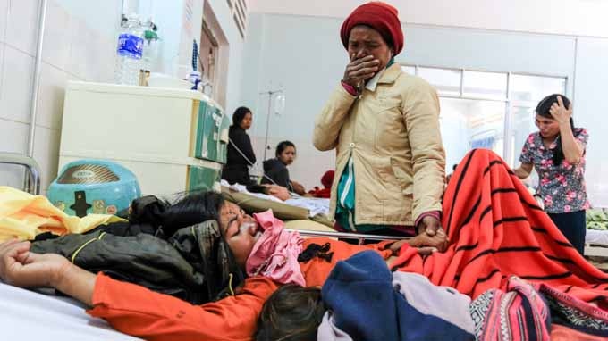 Lat xe cong nong cho nguoi tham benh, 25 nguoi nhap vien hinh anh