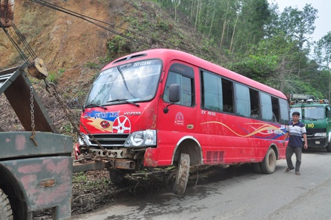 Xe khach lao xuong ve duong, hai nguoi tu vong hinh anh