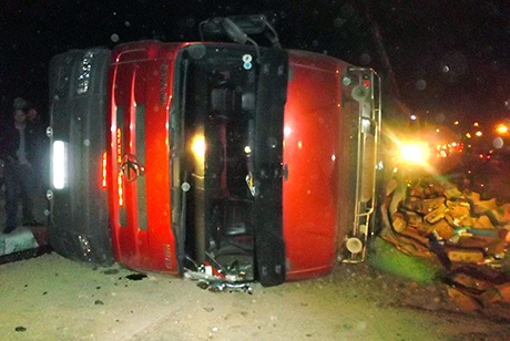 Lat xe cho sua, 2 nguoi chet tai cho hinh anh